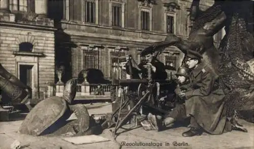 Foto Ak Berlin Mitte, Revolutinstage, Maschinengewehr, MG-Posten vor dem Schloss
