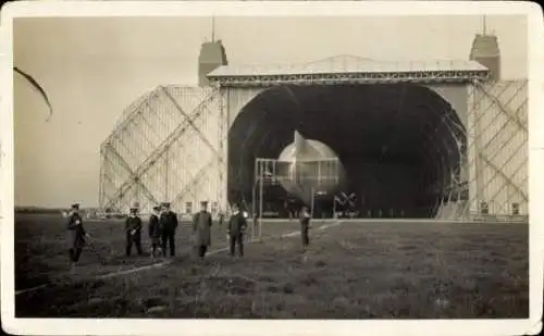 Foto Zeppelin in der Luftschiffhalle