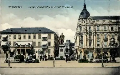 Ak Wiesbaden in Hessen, Kaiser Friedrich-Platz mit Denkmal