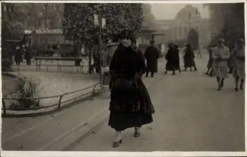 Foto Ak Wiesbaden in Hessen, Frau im Wintermantel, französische Soldaten