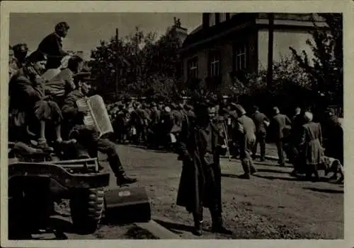 Ak Tschechoslowakei, April 1945, Soldaten, Akkordeon, Vertreibung