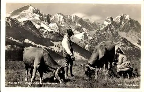 Ak Auf der Alm, Blick auf die Zugspitzgruppe, Bauern melken Kühe