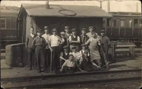 Foto Ak Eisenbahner auf einem  Bahnhof, Bahnschienen