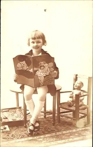Foto Portrait von einem Mädchen mit Buch, Puppe