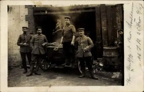 Foto Ak Deutsche Soldaten in Uniformen, Feldküche, I WK