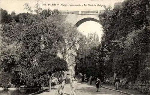 Ak Paris XIX. Buttes Chaumont, Backsteinbrücke