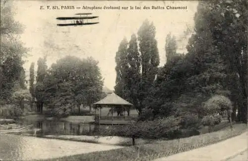 Ak Paris XIX. Buttes Chaumont, Flugzeug fliegt auf dem See