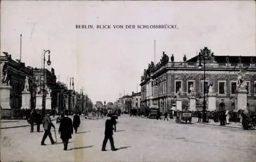 Ak Berlin Mitte, Teilansicht, Blick von der Schlossbrücke, Passanten