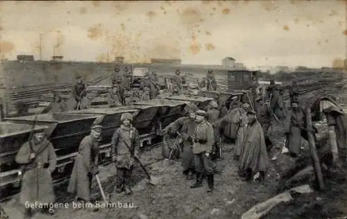 Ak Gefangene beim Bahnbau, Deutsche Soldaten, I. WK