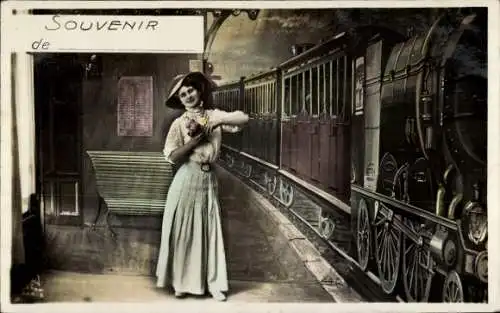 Ak Französische Eisenbahn, Frau am Bahnsteig, Lokomotive