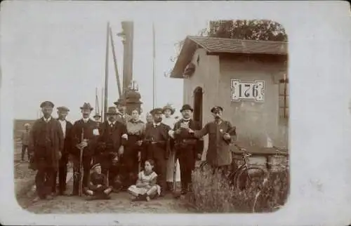 Foto Ak Menschen am Bahnhof, Fahrgäste, Kinder, Fahrrad