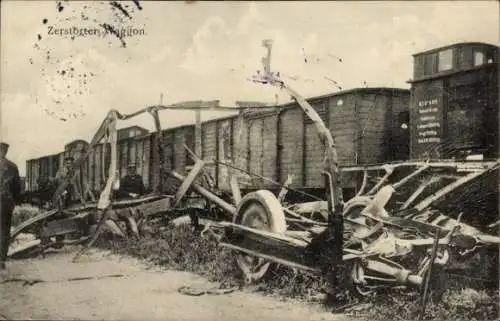 Ak Zerstörter Waggon, Eisenbahn, Soldaten, I. WK