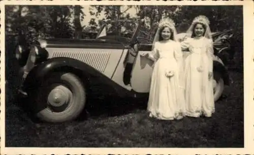 Foto Ak Zwei Mädchen in weißem Kleidern, Auto, Feier