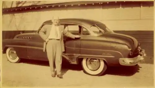 Foto Mann am Auto, Standportrait