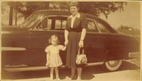 Foto Frau mit Tochter am Auto, Standportrait