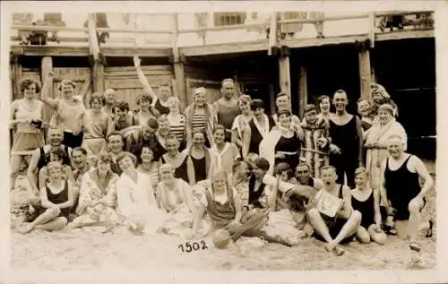 Foto Ak Menschen am Strand, Urlauber, Bademode