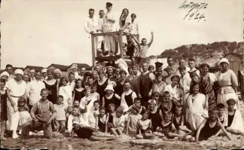 Ak Menschen am Strand, Urlauber, Bademode, Jahr 1924