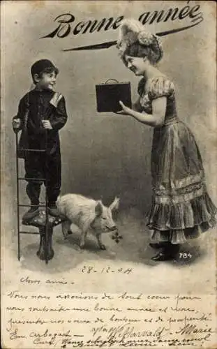 Ak Glückwunsch Neujahr, Schwein, Schornsteinfeger, Frau, Geschenk
