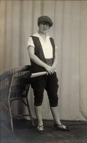 Foto Ak Frau-Portrait, Mütze, Fächer, Ohrringe