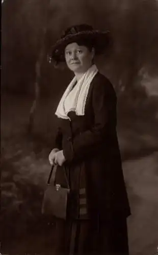 Foto Ak Frau-Portrait, Hut, Handtasche