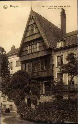 Ak Brügge Brügge Flandern Westflandern, Haus mit Holzfassade vor dem Park