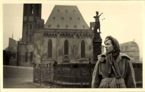 Ak Frankfurt am Main, Kirche, Brunnen, Frau