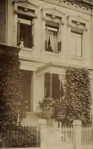 Foto Ak Hansestadt Bremen, Wohnhaus, Frau am Fenster