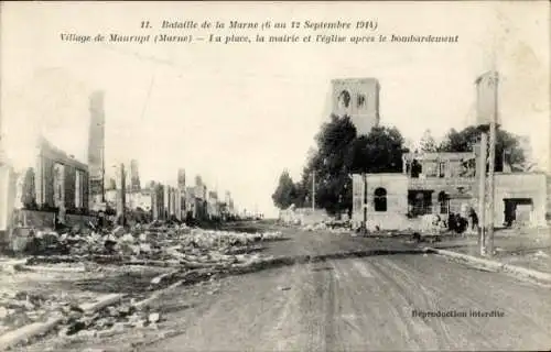 Ak Maurupt Marne, La place, La mairie et l'eglise apres le bombardement