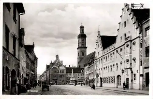Ak Freising in Oberbayern, Teilansicht, Platz, Kirche