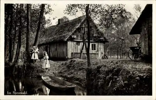 Ak Wotschofska Lübbenau im Spreewald, Frauen in Tracht, Kahn