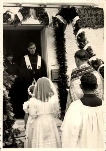 Foto Ak Bermatingen im Bodenseekreis, Kirche, Priester-Primiz ca. 1958