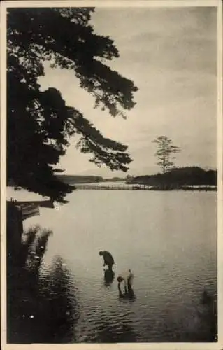 Ak Japan, Menschen im Wasser, Baum, Arbeit