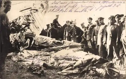 Foto Ak Somme, Deutsche Soldaten in Uniformen, abgestürztes Flugzeug, I WK