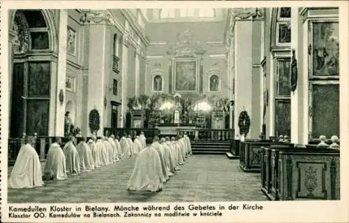 Ak Bielany Kraków Krakau Polen, Kamdedullen-Kloster, Mönche beim Gebet in der Kirche