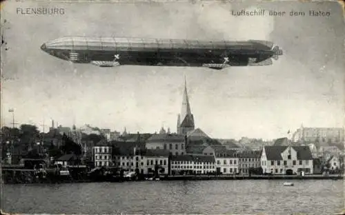 Ak Flensburg in Schleswig Holstein, Zeppelin über dem Hafen, Luftschiff
