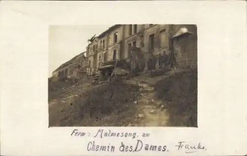 Foto Ak Aisne, Chemin des Dames, Ferme Malmaison, deutsche Soldaten, 1917