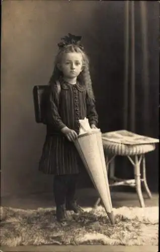 Foto Ak Mädchen-Portrait, Schülerin, Schultüte, Mathias Schobe, Sebnitz