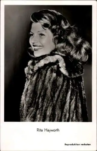Ak Schauspielerin Rita Hayworth, Portrait im Pelzmantel