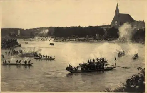 Foto Ak Oberndorf bei Salzburg Österreich ?, Kirche, Boote auf der Salzach