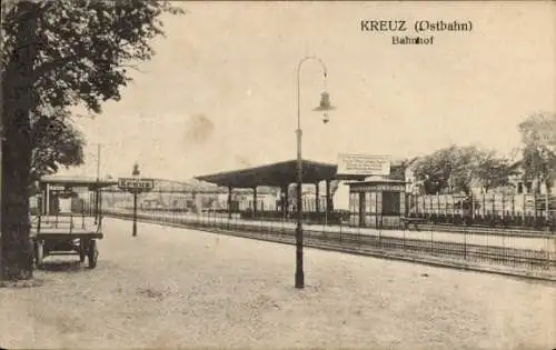 Ak Krzyż Kreuz Ostbahn Pommern, Bahnhof, Gleisseite