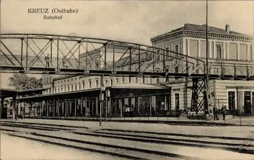 Ak Krzyż Wielkopolski Kreuz an der Ostbahn Posen, Bahnhof, Gleisseite