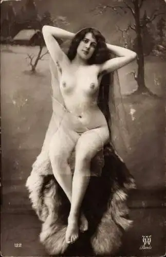 Foto Ak Frauenakt mit Schleier, auf einem Fell sitzend
