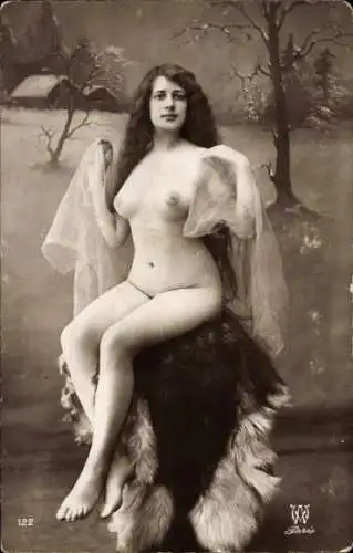 Foto Ak Frauenakt mit Schleier, auf einem Fell sitzend