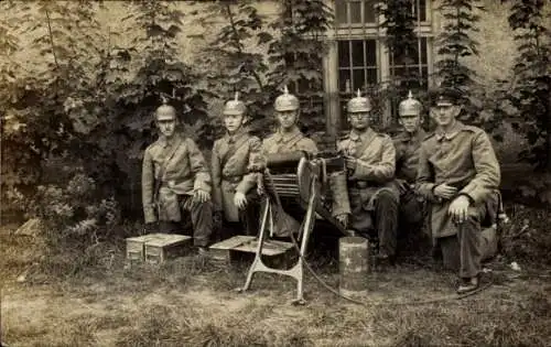 Foto Ak Deutsche Soldaten in Uniformen, Maschinengewehr, I WK