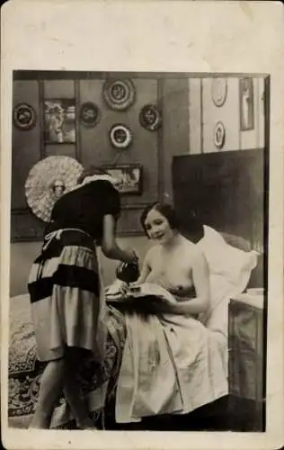 Ak Frauenakt, nackte Frau im Bett, Dienstmädchen