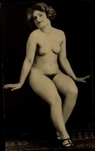 Foto Ak Frauenakt, sitzende nackte Frau, Busen