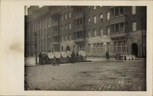 Foto Ak Berlin Mitte, Barrikade in der Rungestraße, Straßenkämpfe 1919