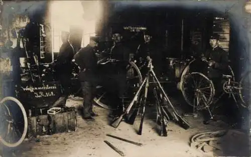 Foto Ak Deutsche Soldaten in Uniformen, Waffenmeisterei, Infanterie-Regiment 161