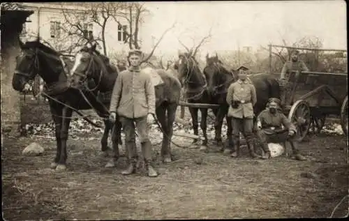 Foto Ak Deutsche Soldaten in Uniformen, Gruppenaufnahme, Pferde, I WK