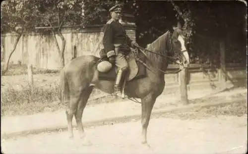 Foto Ak Deutscher Soldat in Uniform auf einem Pferd